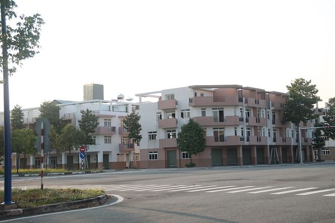 Hàng loạt nhà phố, biệt thự, chung cư mọc lên; đất đai được phân lô bán nền tràn lan. Thế nhưng sau gần 10 năm, những khu nhà hoành tráng, những biệt thự hạng sang bị rêu phủ, cỏ dại mọc um tùm