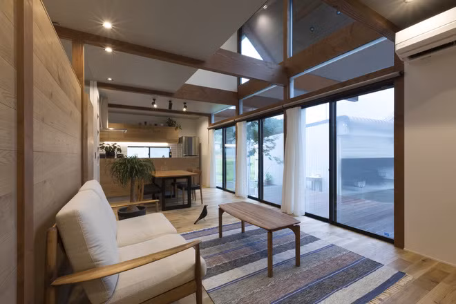 Nhìn bên ngoài, căn nhà giống như nhà cấp 4 nhưng bên trong được thiết kế 2 tầng.