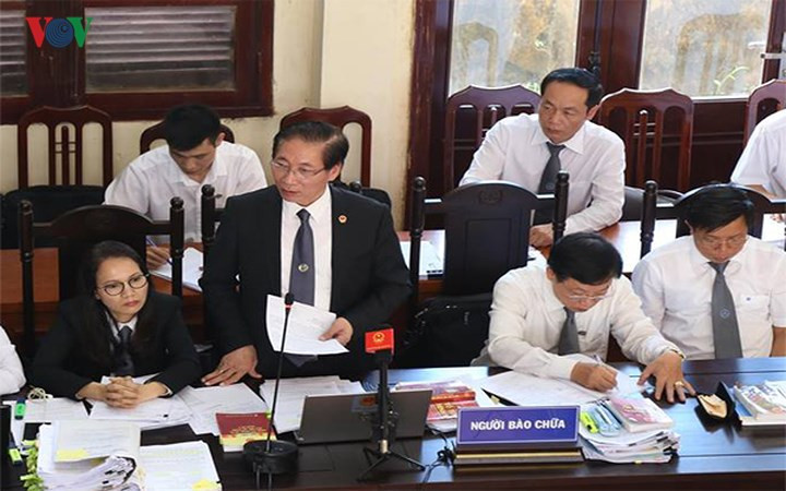 Trong phiên tòa sáng 25/5, luật sư Nguyễn Văn Chiến (bào chữa cho bị cáo Lương) cho rằng, Viện kiểm sát đã chuyển chức năng khám chữa bệnh của bác sỹ Lương sang chức năng quản lý. Tuy nhiên, Viện Kiểm sát cho rằng bác sỹ Lương là người ký đề xuất và nắm thông tin ngày sửa chữa. Bị cáo được giao phụ trách về chuyên môn nên Lương buộc phải cân nhắc, kiểm tra kỹ trước khi ra y lệnh cuối cùng nên phải xem xét trách nhiệm về việc này. Trong ảnh luật sư Chiến nói tại tòa.