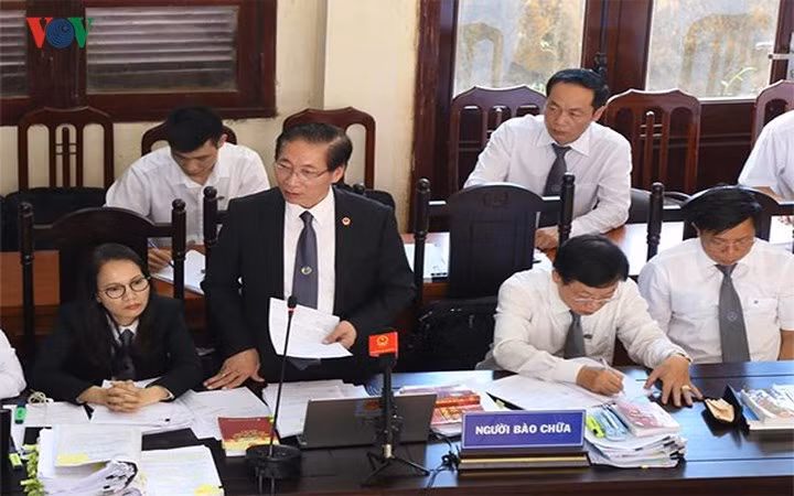 Trong phiên tòa sáng 25/5, luật sư Nguyễn Văn Chiến (bào chữa cho bị cáo Lương) cho rằng, Viện kiểm sát đã chuyển chức năng khám chữa bệnh của bác sỹ Lương sang chức năng quản lý. Tuy nhiên, Viện Kiểm sát cho rằng bác sỹ Lương là người ký đề xuất và nắm thông tin ngày sửa chữa. Bị cáo được giao phụ trách về chuyên môn nên Lương buộc phải cân nhắc, kiểm tra kỹ trước khi ra y lệnh cuối cùng nên phải xem xét trách nhiệm về việc này. Trong ảnh luật sư Chiến nói tại tòa.