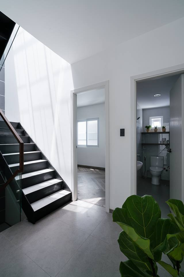 Không gian nhà mới sau cải tạo được mở rộng và tràn ngập ánh sáng, nắng, gió từ cầu thang.