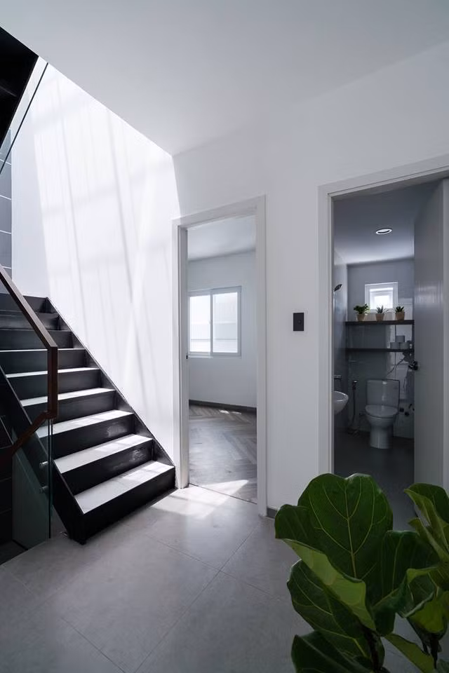 Không gian nhà mới sau cải tạo được mở rộng và tràn ngập ánh sáng, nắng, gió từ cầu thang.