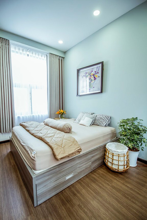 Phòng ngủ bố mẹ nhỏ nhưng đẹp trang nhã.