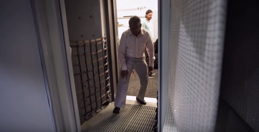 Sàn nhà là một lớp lưới làm bằng cáp hấp thụ âm thanh. Ảnh: BI.