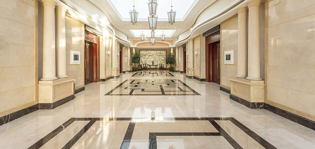 Không gian sảnh lớn đẹp lung linh với gạch bóng kiếng. Ảnh: Taicera.