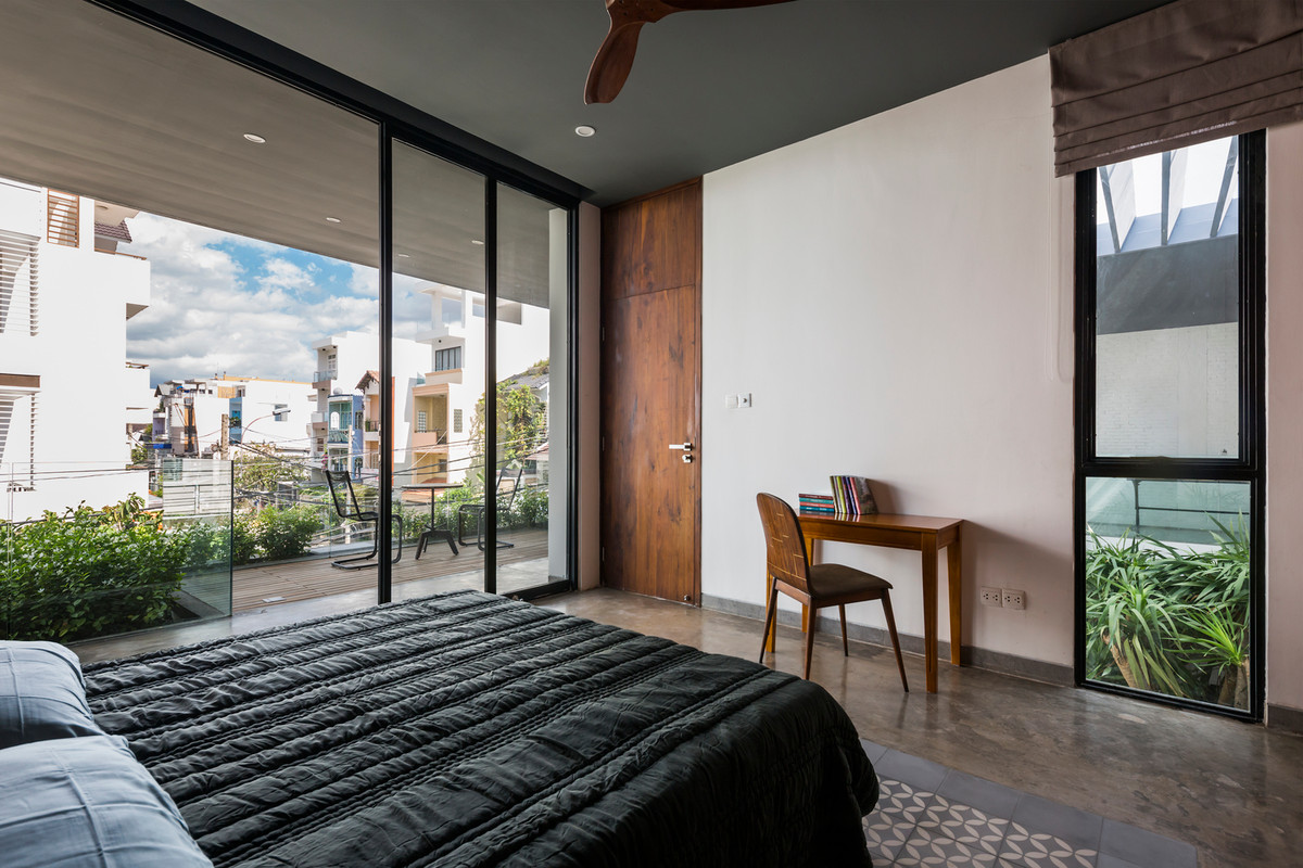 Phía sau phòng ngủ còn có ban công rộng thiết kế thành khu vực thư giãn.