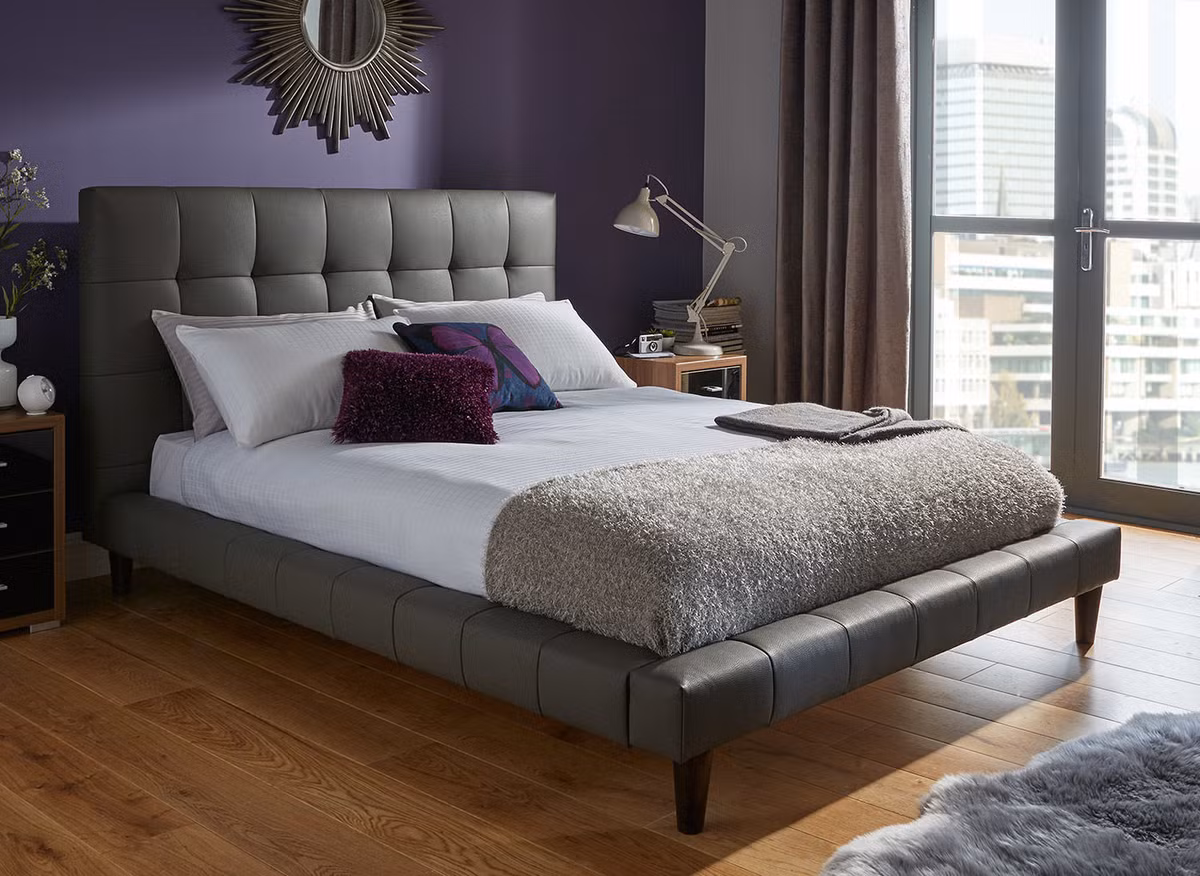 Đầu giường được rút mút hình cúc cách đều nhau tạo thành những văng ô vuông thẳng hàng sang trọng và đẳng cấp. Ảnh: Sofahonghai.