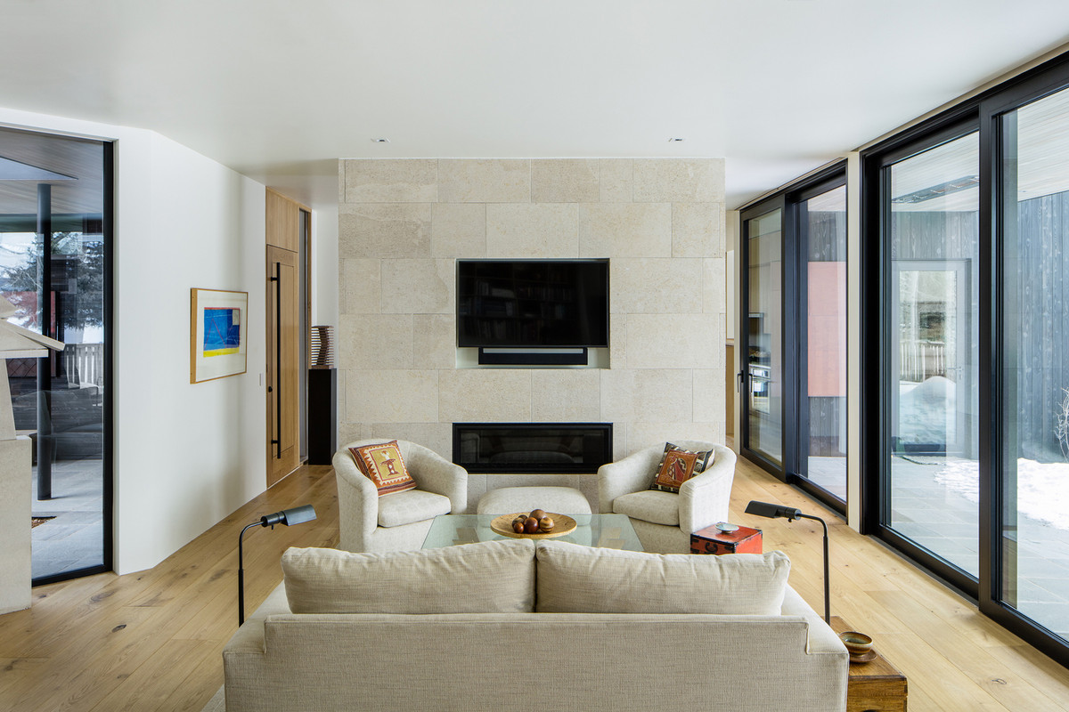 Phòng khách thoáng sáng có tầm nhìn ra cả khu vườn phía trước và phía sau.