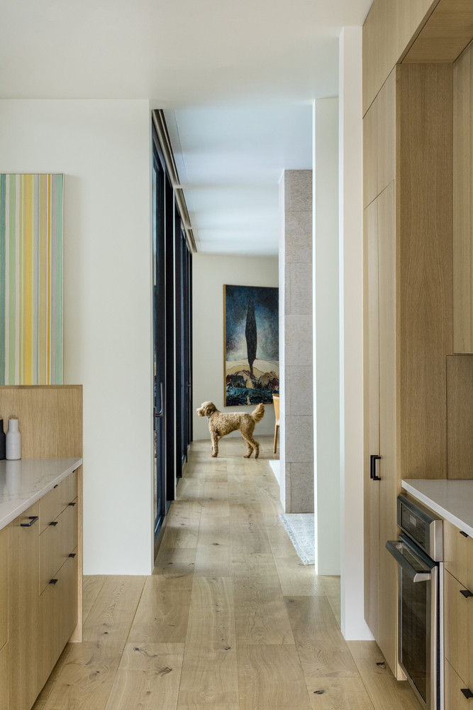 Các ô cửa kính tận dụng ánh sáng tối đa nên góc nào trong căn nhà cũng sáng bừng.