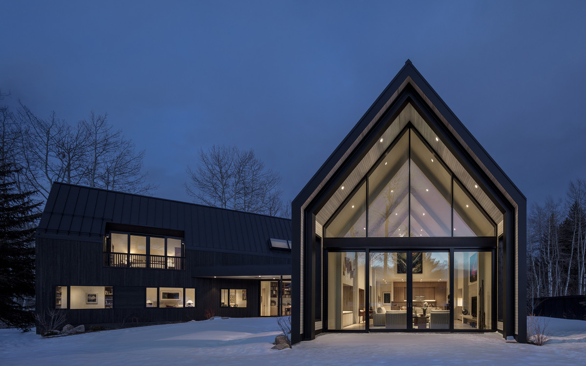 Nhìn từ bên ngoài, công trình không có gì lạ, thậm chí còn khá đơn điệu với màu đen ảm đạm.