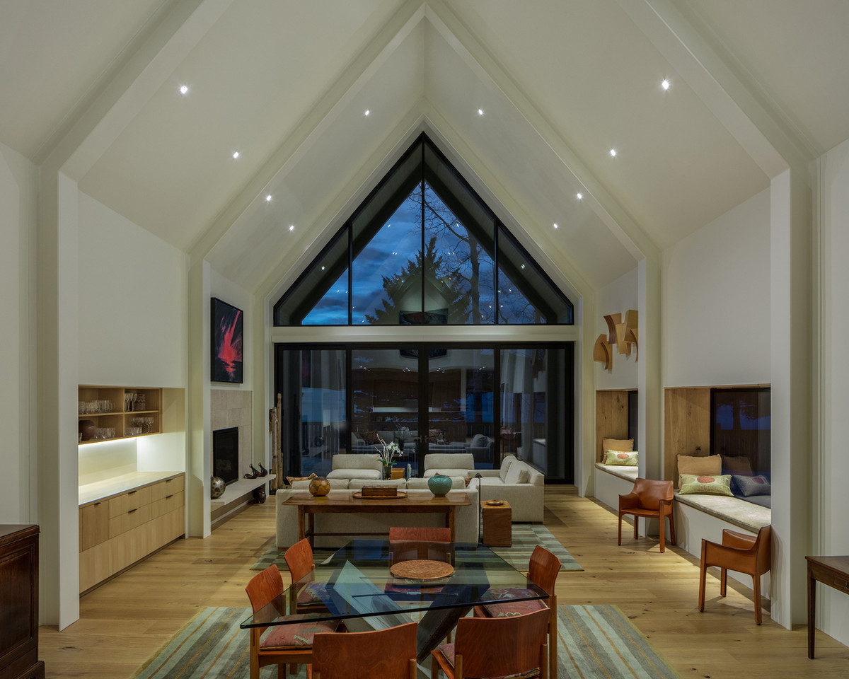 Trái với màu đen bên ngoài là lớp sơn trắng sáng sủa bên trong.