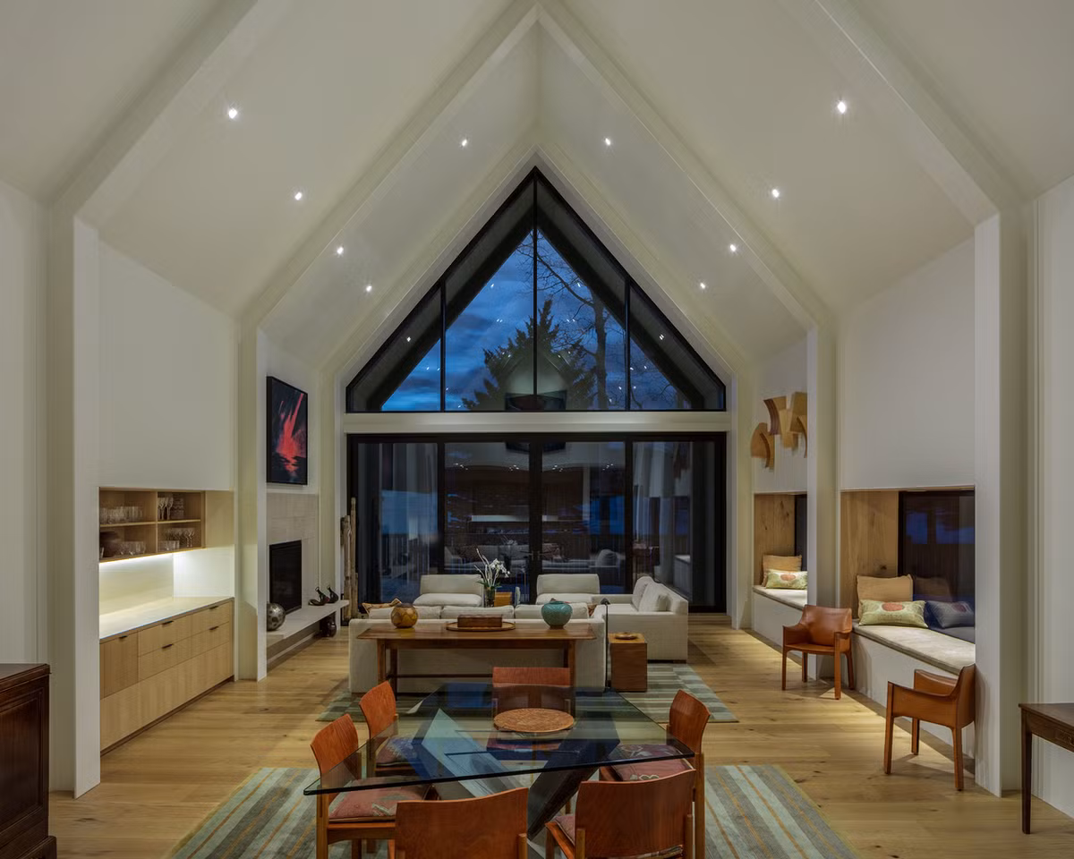 Trái với màu đen bên ngoài là lớp sơn trắng sáng sủa bên trong.