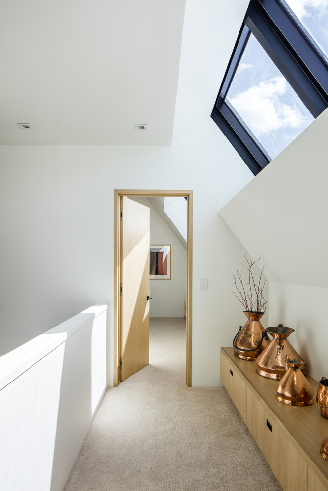 Cửa kính giúp căn phòng luôn tràn ngập ánh sáng tự nhiên.