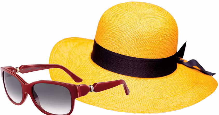 Ngoài ra, mũ rộng vành, kính râm...phục vụ nhu cầu du lịch biển cũng đắt hàng. Ảnh: Her World Việt Nam.