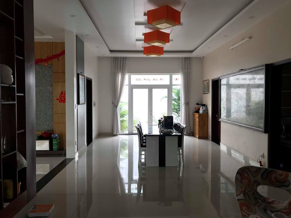 Màu trắng ấn tượng cho phòng ăn.