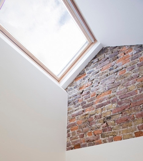 Gia chủ cũng có thể đón gió trời lồng lộng qua ô cửa này.