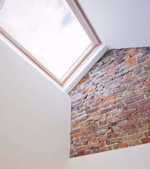 Gia chủ cũng có thể đón gió trời lồng lộng qua ô cửa này.