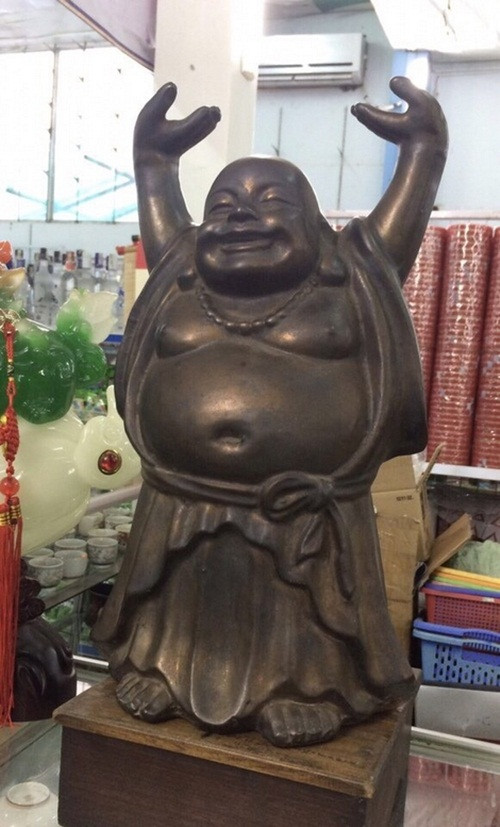 Pho tượng Phật bằng đồng cổ giá trị được mua ở chợ trời.