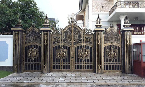 Cổng cổ điển gợi vẻ đẹp bề thế, vững chãi. Ảnh: Sieuthinhamau.