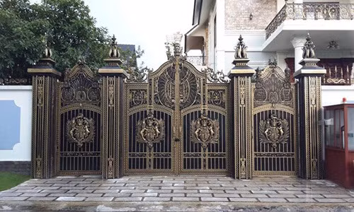 Cổng cổ điển gợi vẻ đẹp bề thế, vững chãi. Ảnh: Sieuthinhamau.