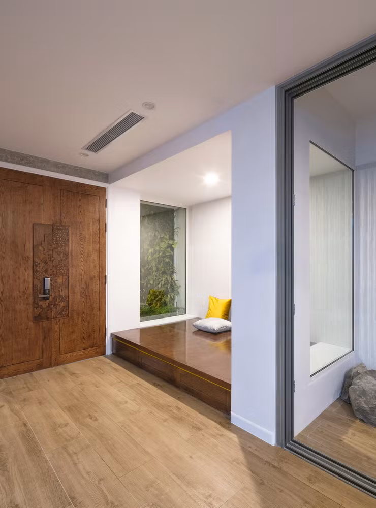 Phòng ngủ có tầm nhìn hướng ra cây xanh.