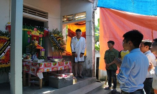 Anh Hoàng luôn túc trực bên bàn thờ vợ