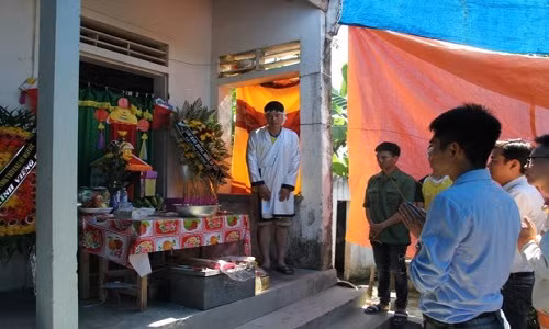 Anh Hoàng luôn túc trực bên bàn thờ vợ