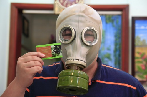 Nhiều trường hợp tử vong trong đám cháy chung cư không phải do lửa mà là do thiếu khí hoặc hít phải các loại khí độc, khói. Do đó, việc chuẩn bị mặt nạ phòng độc giúp bạn tránh khỏi những trường hợp đáng tiếc. Ảnh: Thangdaythoathiemhanquoc.