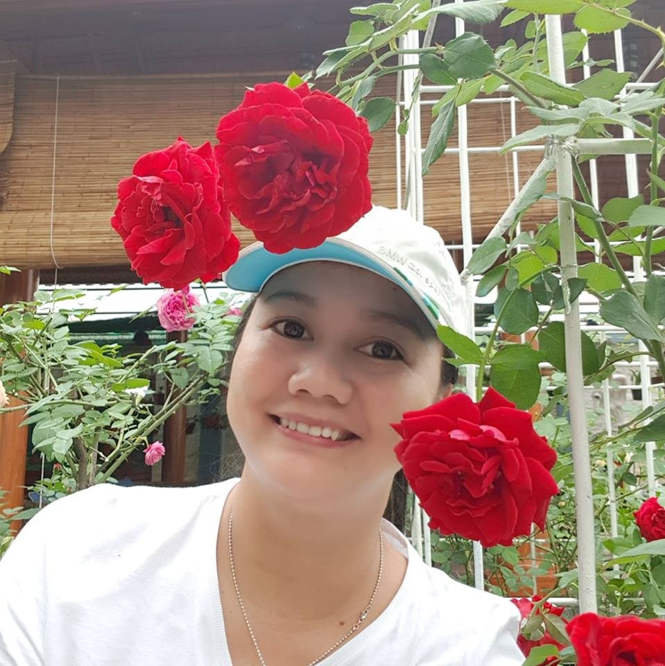 Bận rộn với công việc kinh doanh, chị Yến Khanh (Bến Tre) vẫn không quên chăm chút cho khoản sân vườn với 500 gốc hồng. Ảnh: ĐSPL.