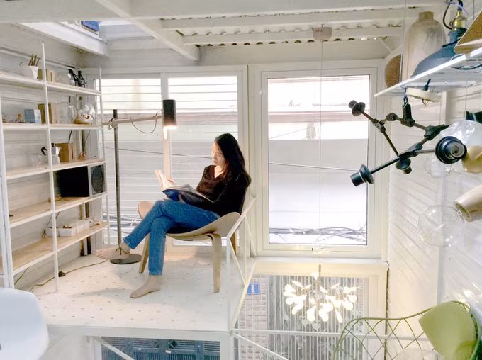 Sắt, tôn sơn trắng vừa giúp nhà thoáng đãng vừa có tác dụng phản quang, giúp ánh sáng tỏa khắp nhà.