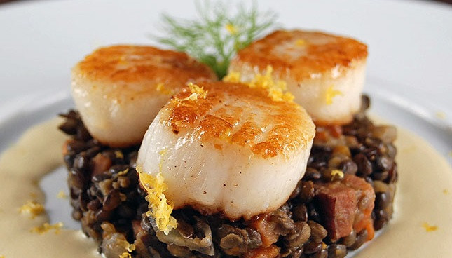 Bên cạnh nền ẩm thực sashimi của Nhật Bản thì cồi sò điệp có thể chế biến thành nhiều món như xào mì, áp chảo, sốt cam...Ảnh: Hieuhaisan.