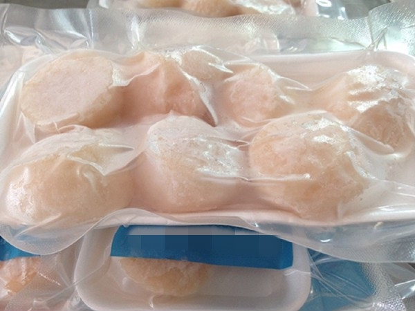 Do giá khá đắt nên cồi sò điệp Nhật sau khi làm sạch đóng khay 200g, 500g hoặc 1 kg và bảo quản cấp đông. Ảnh: Daohaisan.