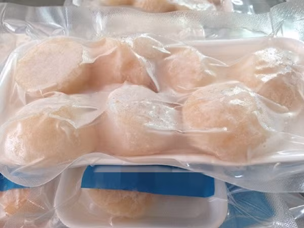Do giá khá đắt nên cồi sò điệp Nhật sau khi làm sạch đóng khay 200g, 500g hoặc 1 kg và bảo quản cấp đông. Ảnh: Daohaisan.