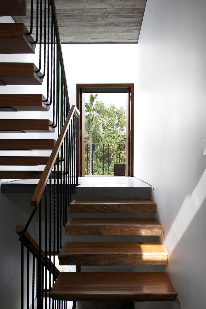 Không gian bên trong tràn ngập ánh sáng.