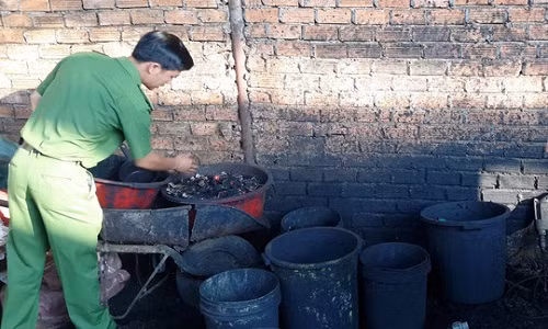 Những thau chậu cáu bẩn được sử dụng để đựng nước pin nhuộm đen cà phê. Ảnh: NLĐ.