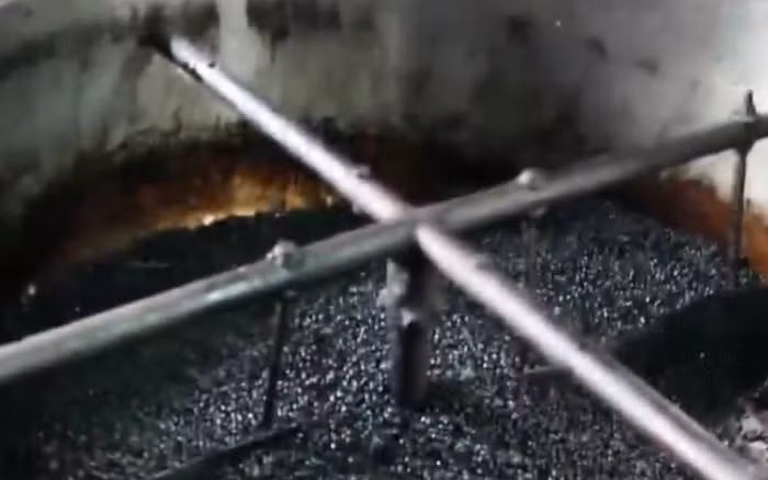 Tại đây, lực lượng chức năng phát hiện cơ sở đang rang, trộn hương liệu cho 180 kg cà phê và đậu nành. Ảnh: VTV.