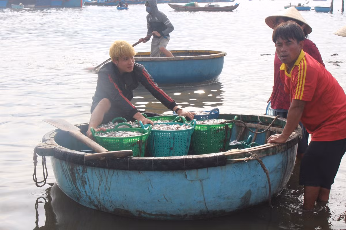 Trừ chi phí, mỗi thuyền đánh cá cũng lãi cả chục triệu đồng. Ảnh: Congan.