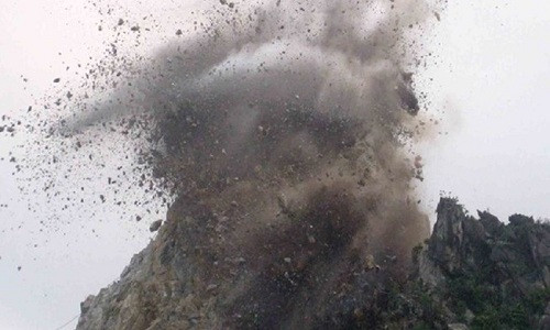 Nong mat voi hinh anh co gai co tu the ngoi kho do tren xe buyt