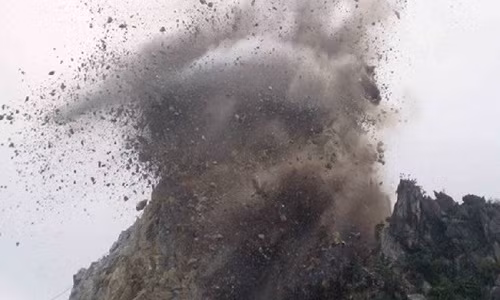 Nong mat voi hinh anh co gai co tu the ngoi kho do tren xe buyt