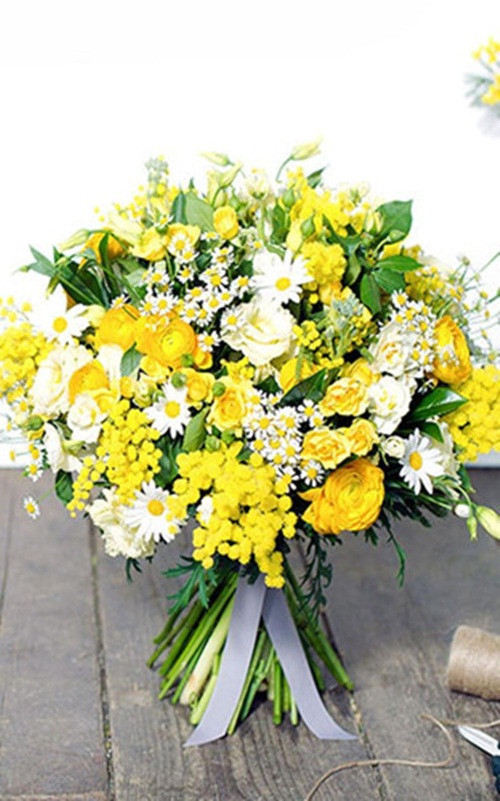 Bó hoa rực rỡ sắc vàng giá 1,9 triệu đồng. Ảnh: Telegraph.