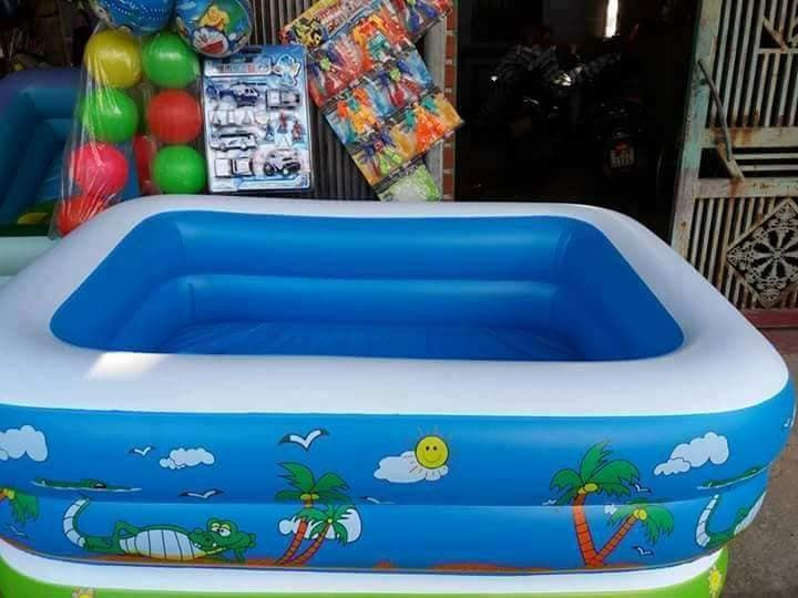 Thay vì đưa con đến bể bơi công cộng, nhiều gia đình chọn mua bể bơi phao cho bé tắm mát tại nhà trong ngày hè nóng nực. Ảnh: Facebook.