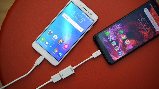 Máy được trang bị cụm camera kép ở mặt sau gồm: một camera chính độ phân giải 13 megapixel, khẩu độ f/2.0 kết hợp camera 8 megapixel góc rộng lên tới 120 độ. Mặt trước là camera selfie với camera độ phân giải 8 megapixel và khẩu độ f/2.2.