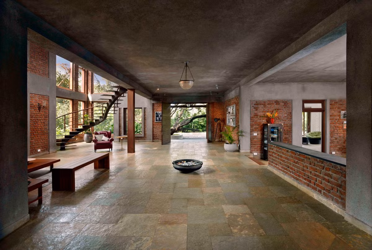 Vốn là người yêu thích tự nhiên gia chủ quyết định phần lớn các mảng tường trong nhà để nguyên gạch mộc, không sơn trát.