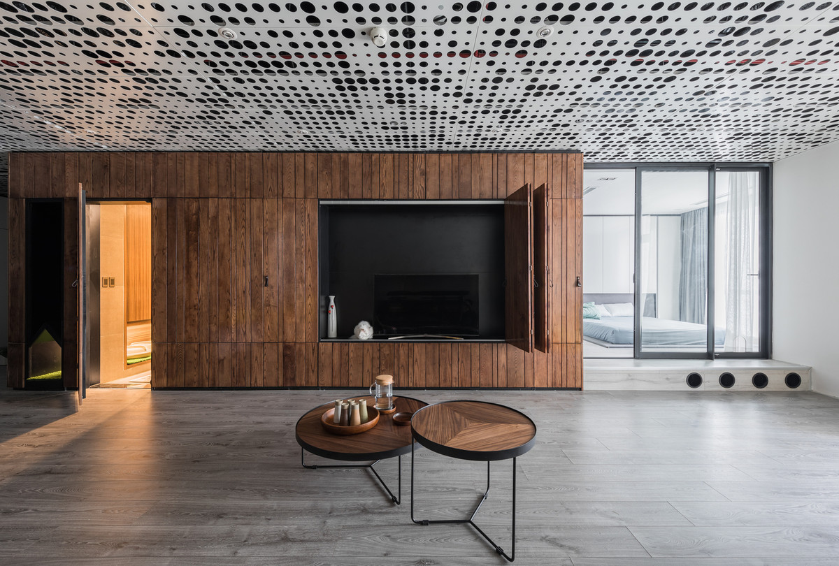 Tiếp theo đó là không gian mở với các khu không gian chức năng riêng biệt: bếp, phòng khách + ăn, phòng đa năng.