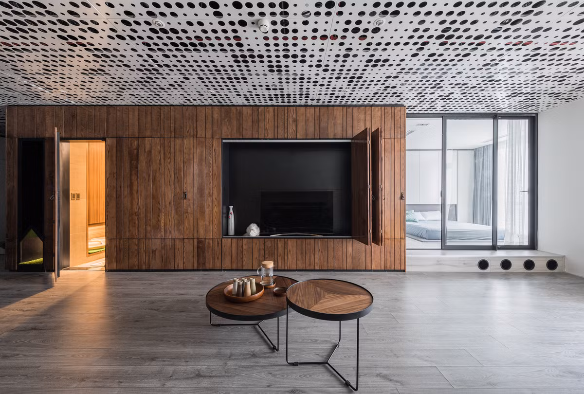 Tiếp theo đó là không gian mở với các khu không gian chức năng riêng biệt: bếp, phòng khách + ăn, phòng đa năng.