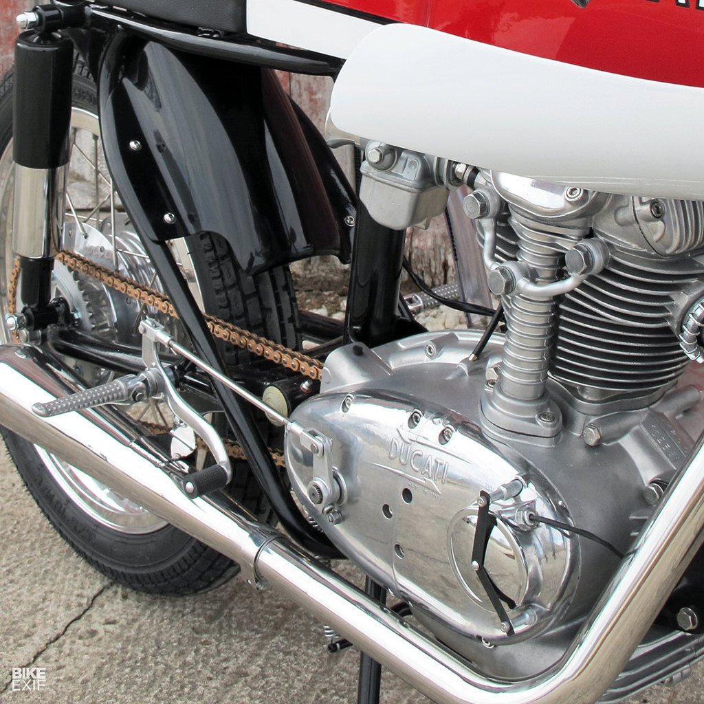 “Tôi ghé thăm Thái Lan 20 lần trong hơn 12 năm qua và giờ tôi muốn giúp đỡ họ nhiều hơn”, Mike giải thích lí do chiếc xe được đấu giá.