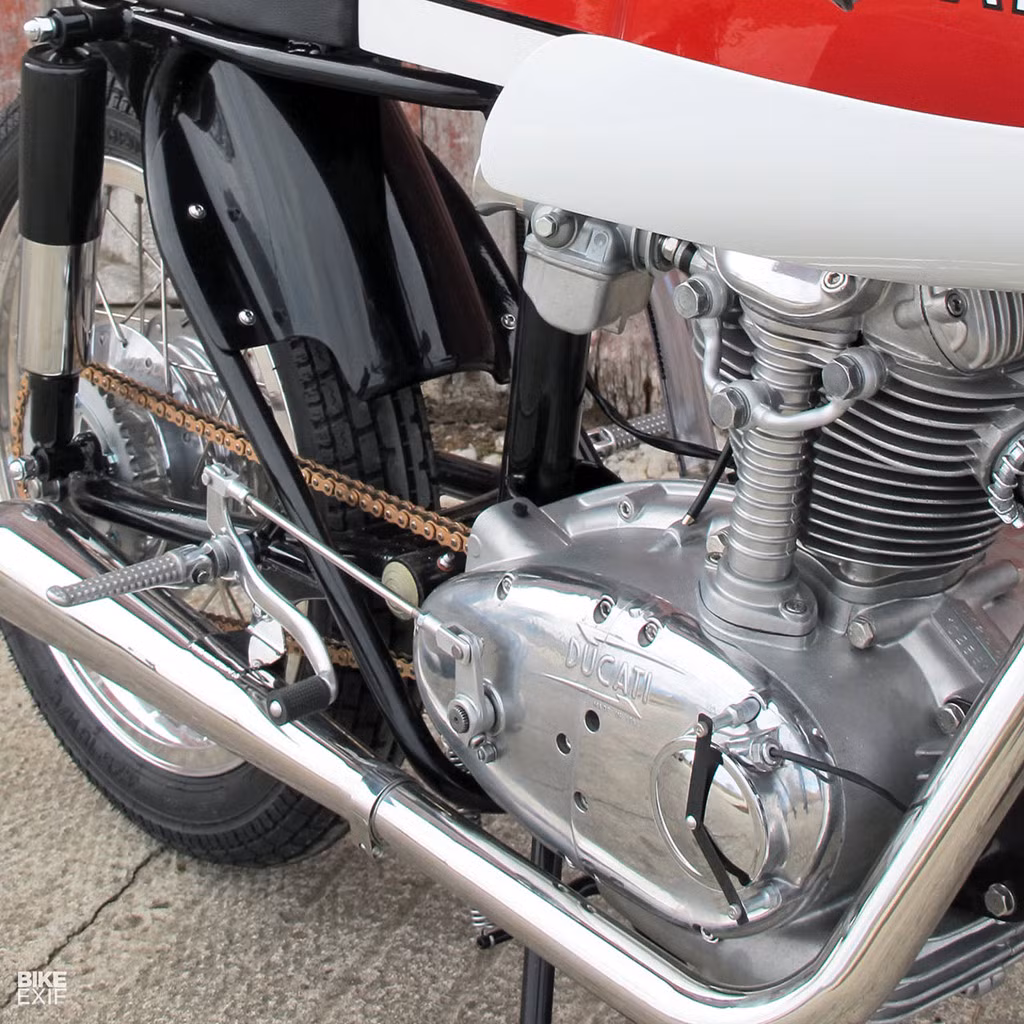 “Tôi ghé thăm Thái Lan 20 lần trong hơn 12 năm qua và giờ tôi muốn giúp đỡ họ nhiều hơn”, Mike giải thích lí do chiếc xe được đấu giá.