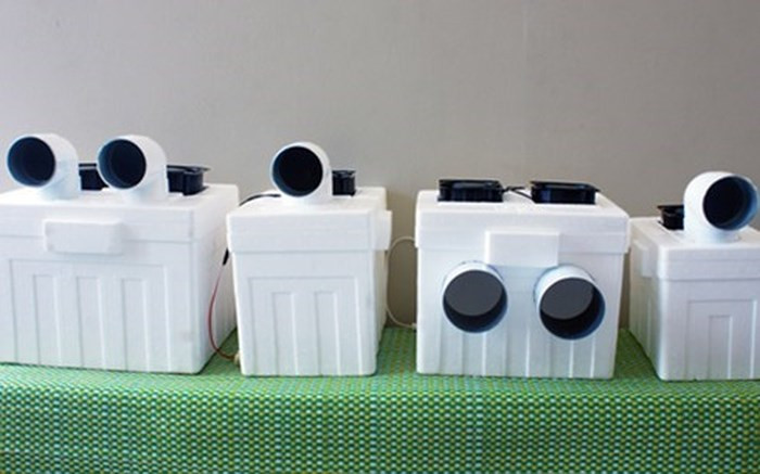 Chiếc điều hòa này sử dụng thùng xốp làm buồng lạnh chứa đá. Bên trong thiết kế ngăn đối lưu và ngăn ngưng tụ để kéo dài thời gian làm lạnh. Ảnh: VnReview.