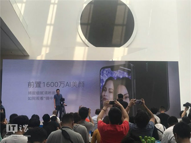 Mẫu smartphone này còn có pin lớn 3.060mAh đi kèm với hỗ trợ sạc nhanh.