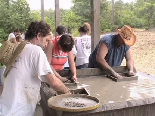 Mỗi năm có hàng trăm nghìn người đến đây để thử vận may. Theo đại diện của công viên, hàng năm có khoảng hơn 600 viên kim cương lớn bé được du khách tìm thấy ở Crater of Diamonds. Ảnh: RoadTrip America.